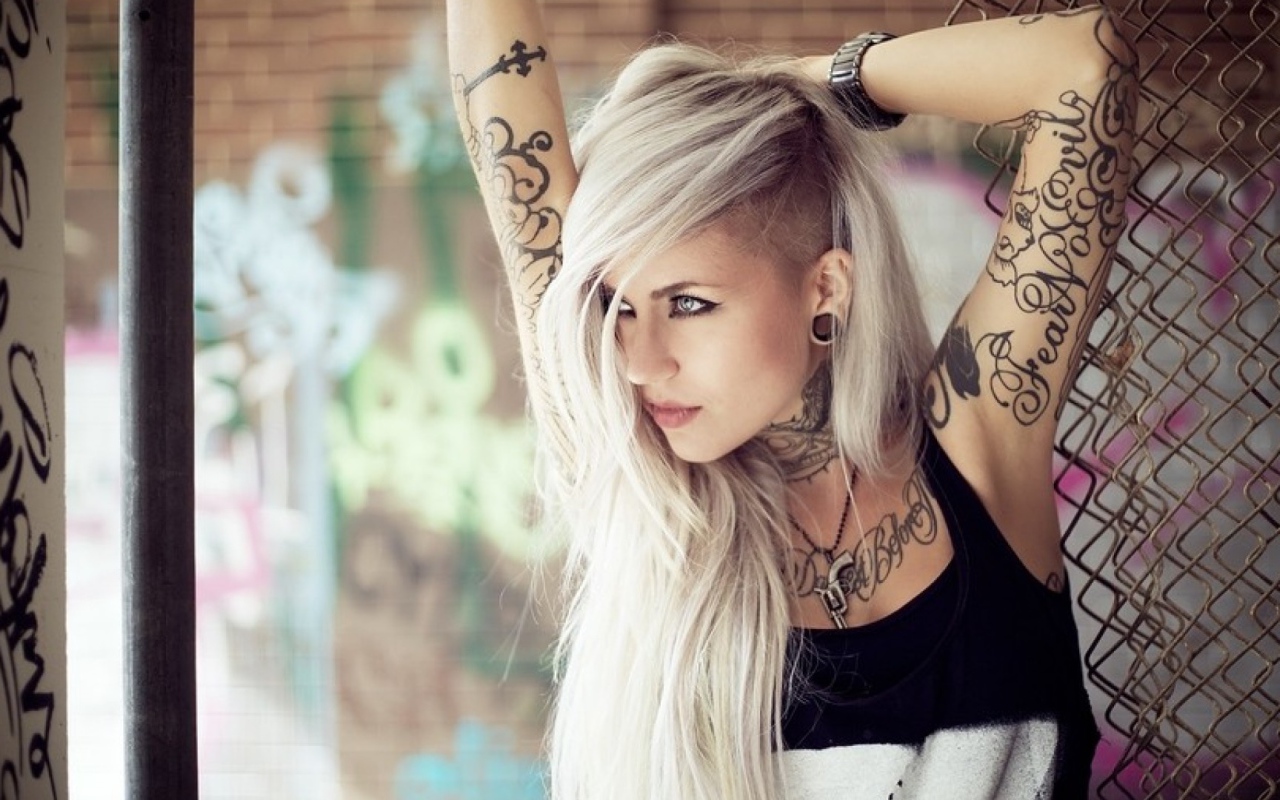 Блондинка с татуировками