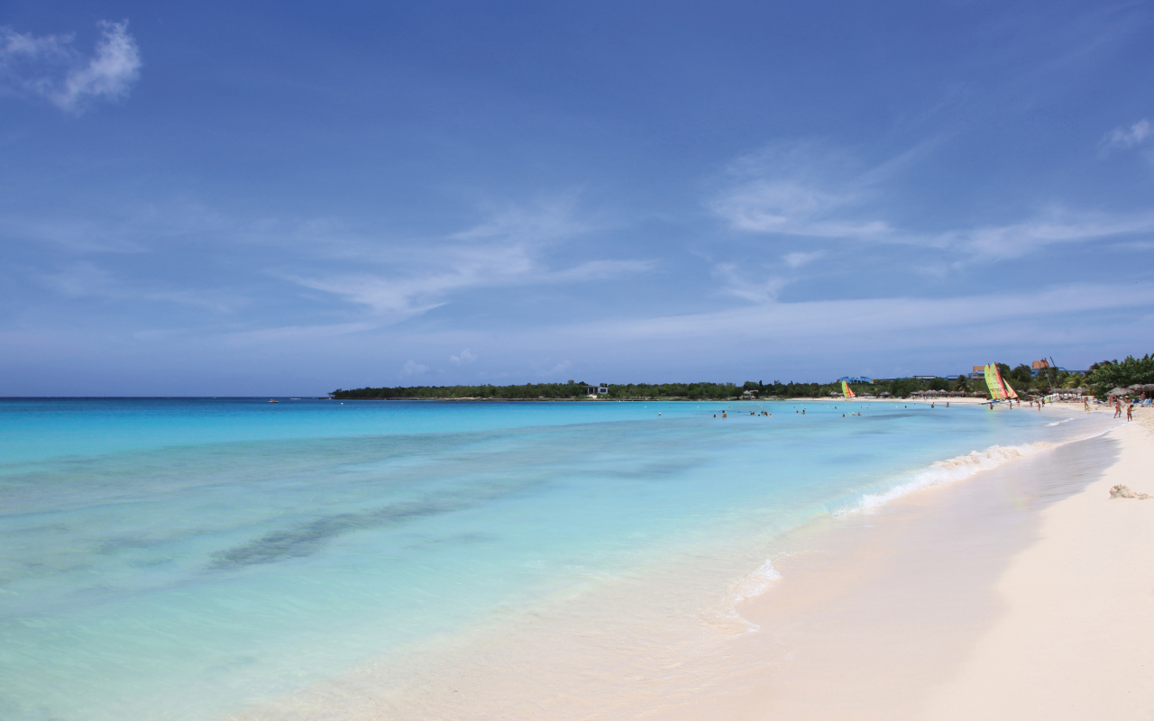 Голубая лагуна на курорте Гуардалавака, Куба