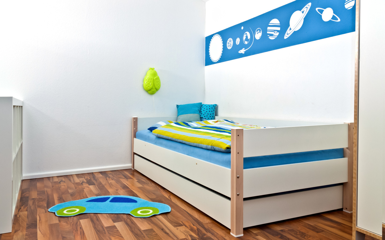 Яркая кровать в детской комнате