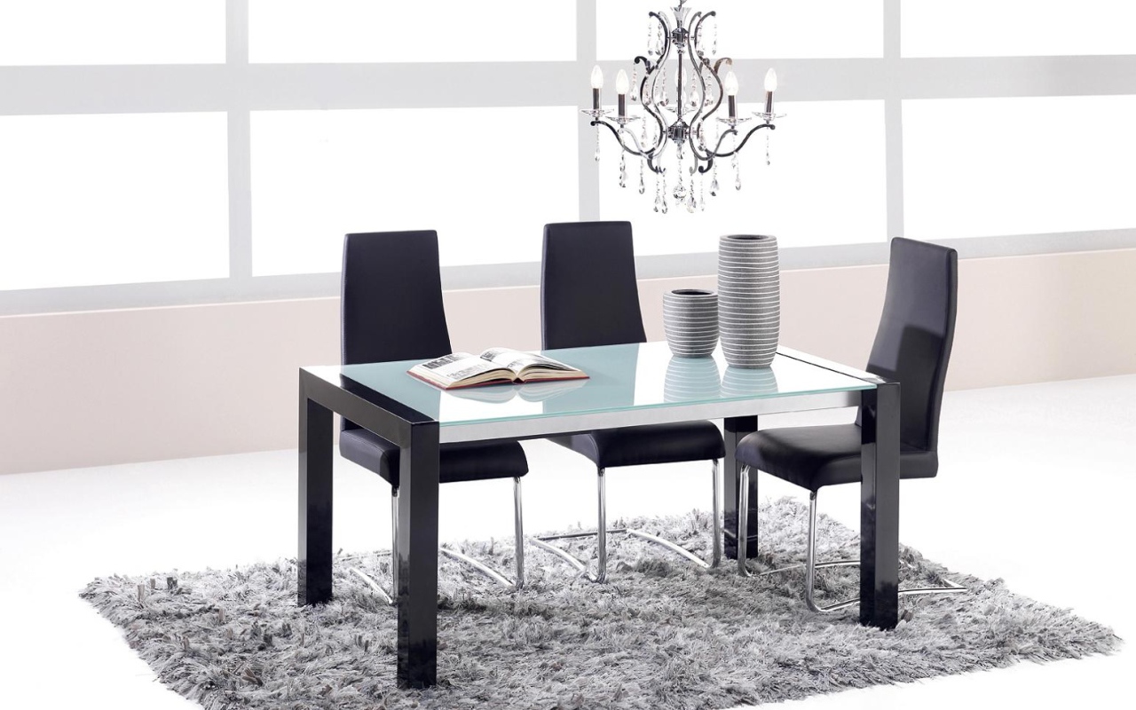 Яркая современная столовая