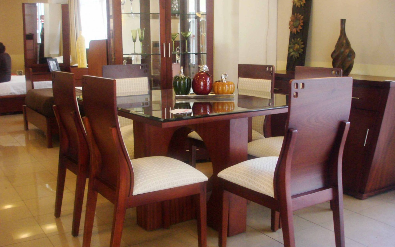 Коричневые стулья в столовой