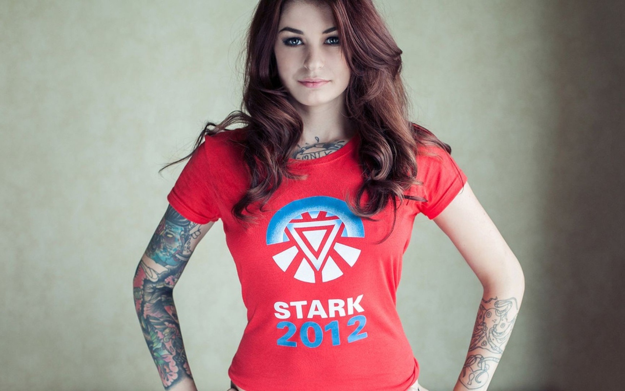 Шатенка с татуированными руками