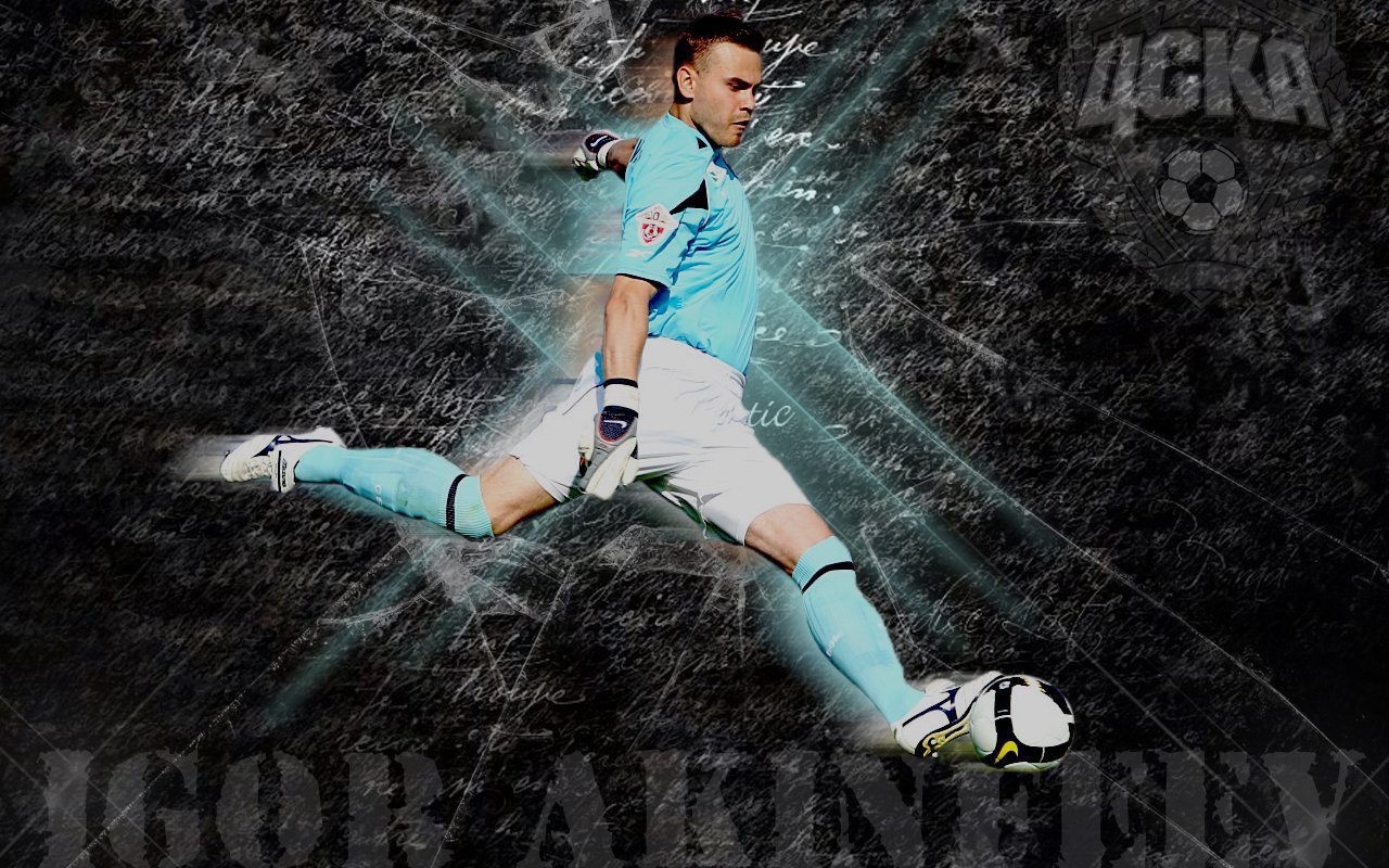 Вратарь ЦСКА Игорь Акинфеев с мячом