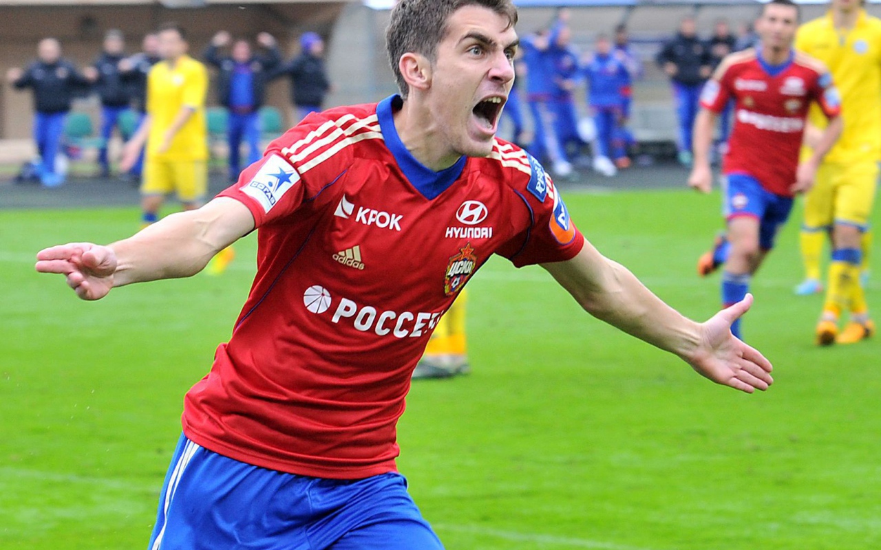 Нападающий ЦСКА Константин Базелюк на поле