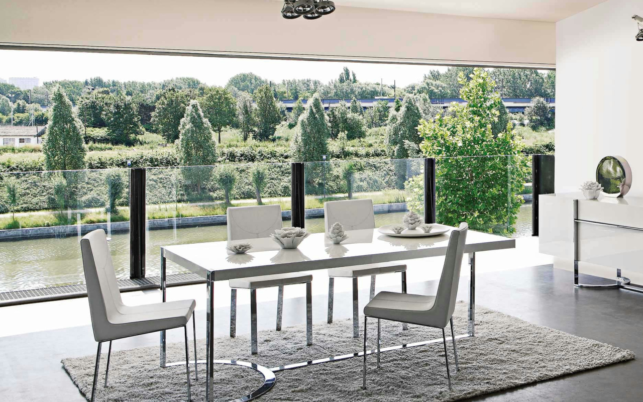 Столовая на балконе