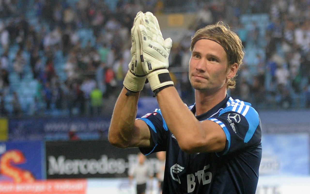 Антон Шунин вратарь Динамо приветствует болельщиков