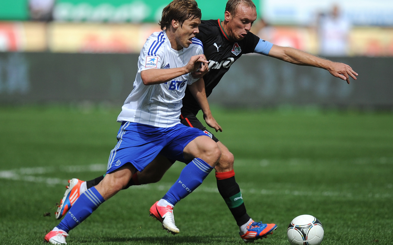 Полузащитник Динамо Артур Юсупов в атаке