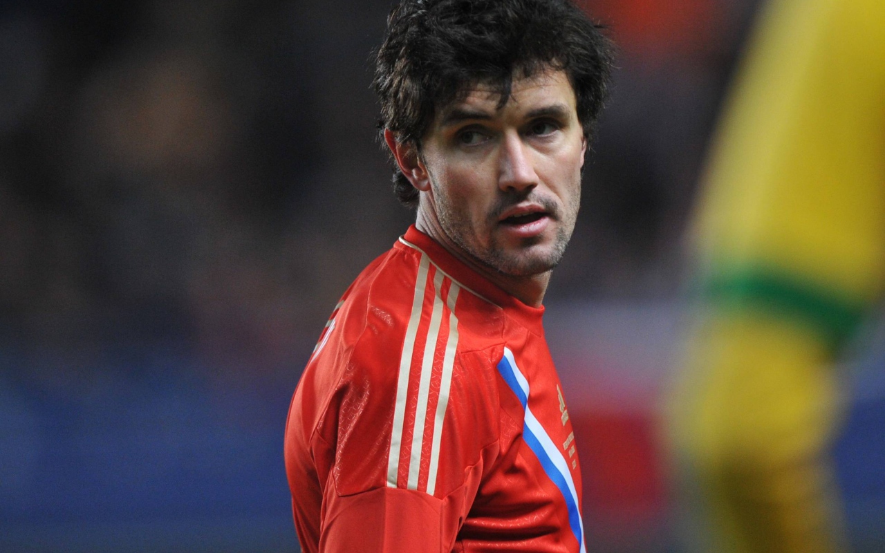 Полузащитник Динамо Юрий Жирков на поле