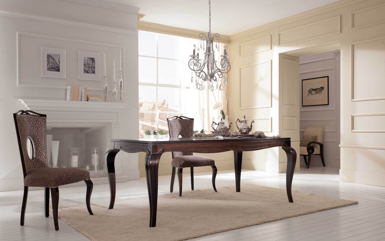 Камин в столовой