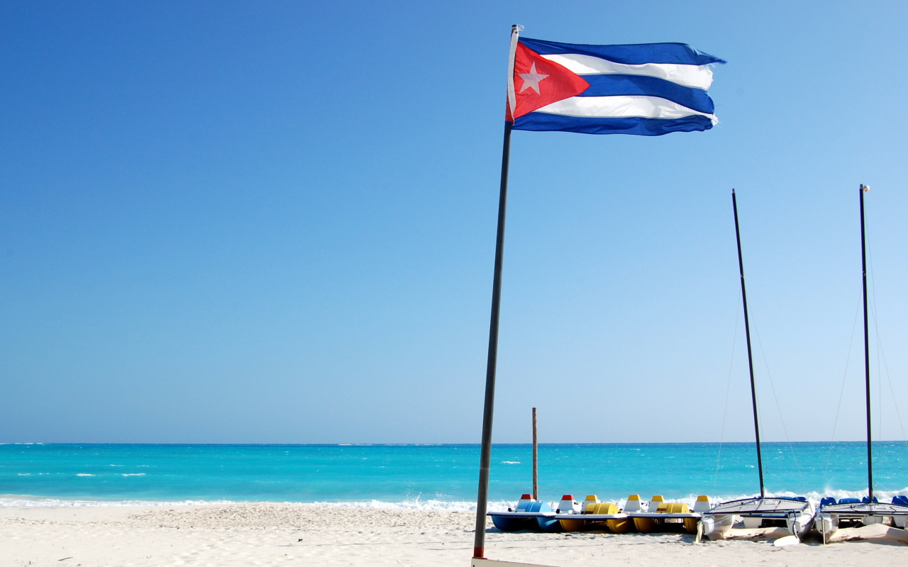 Флаг Кубы на пляже на курорте Кайо Ларго, Куба