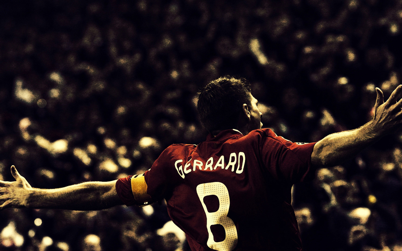 Футболист празднует гол