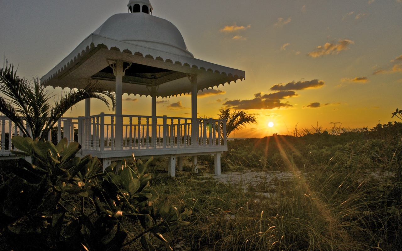 Беседка на побережье на курорте Кайо Санта Мария, Куба