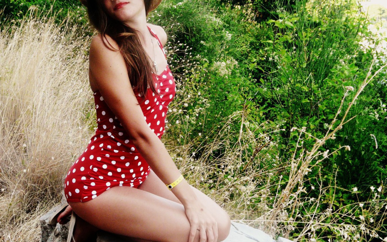 Девушка в красном купальнике