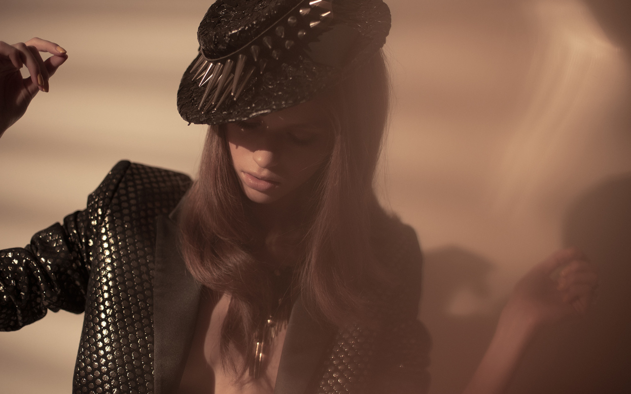 Девушка в чёрной шляпе