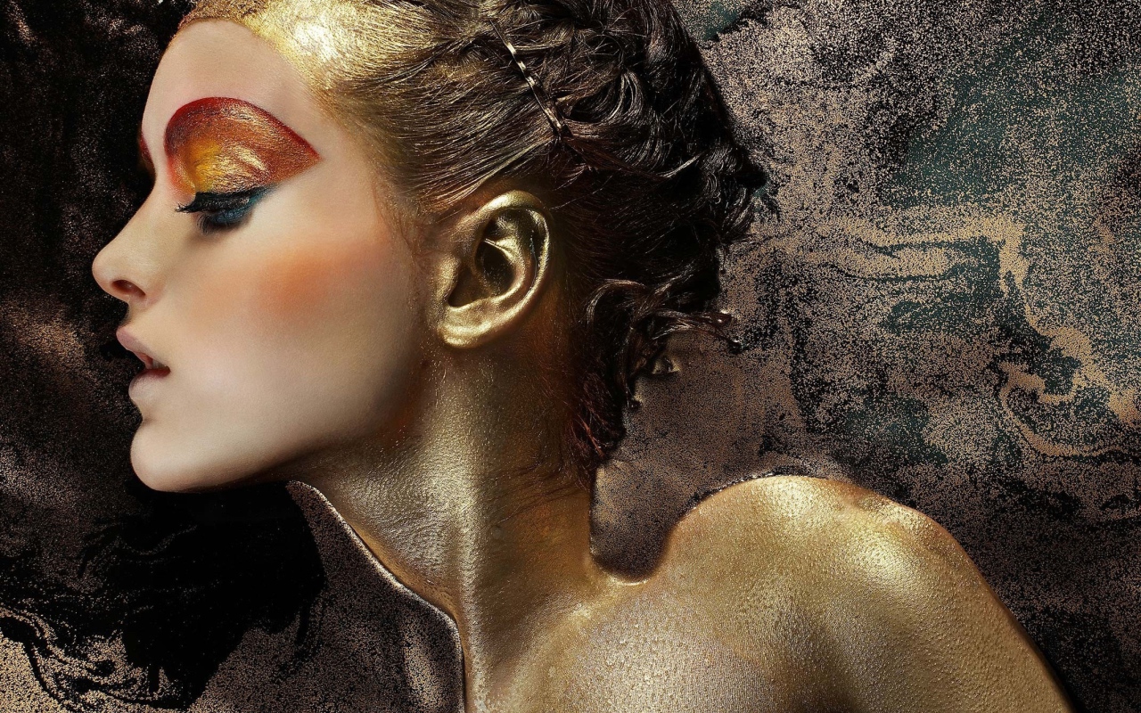 Девушка в золотой пыльце