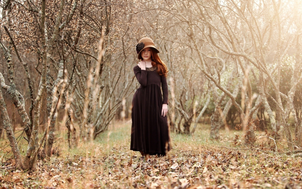 Девушка на осенней листве