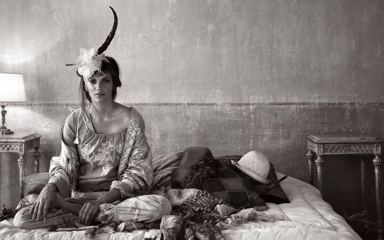 Девушка на кровати, ретро