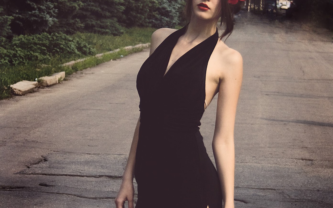 Девушка с цветком в волосах