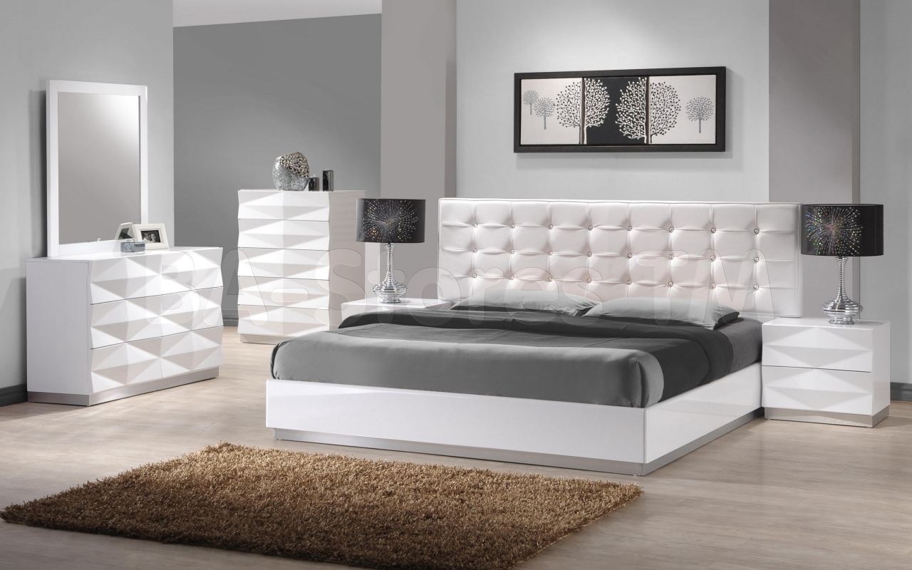 Серая кровать в спальне