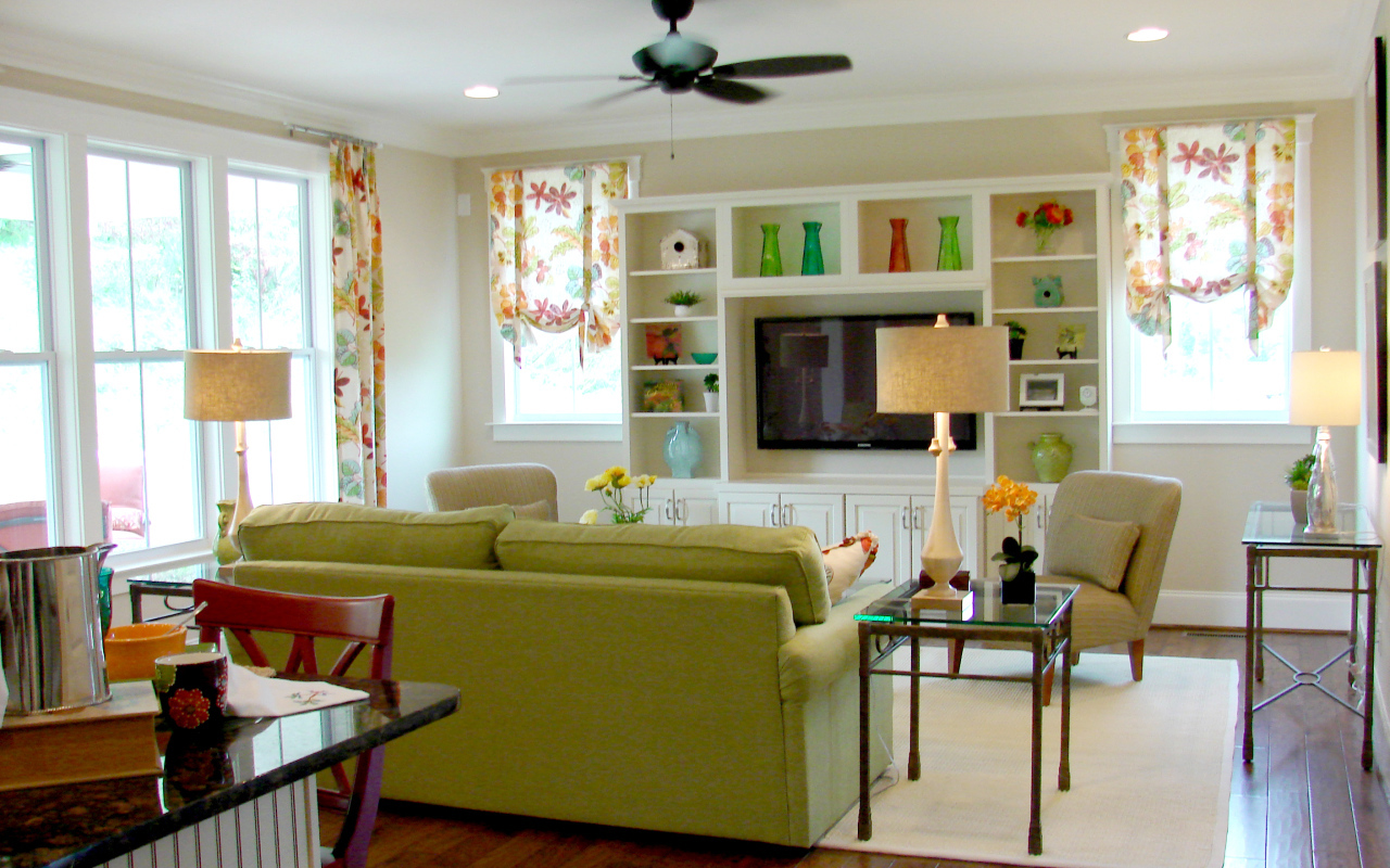 Зеленый диван в гостиной