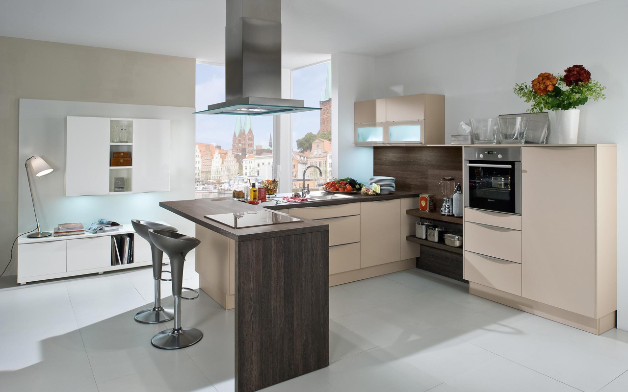 Вытяжка над столом в кухне