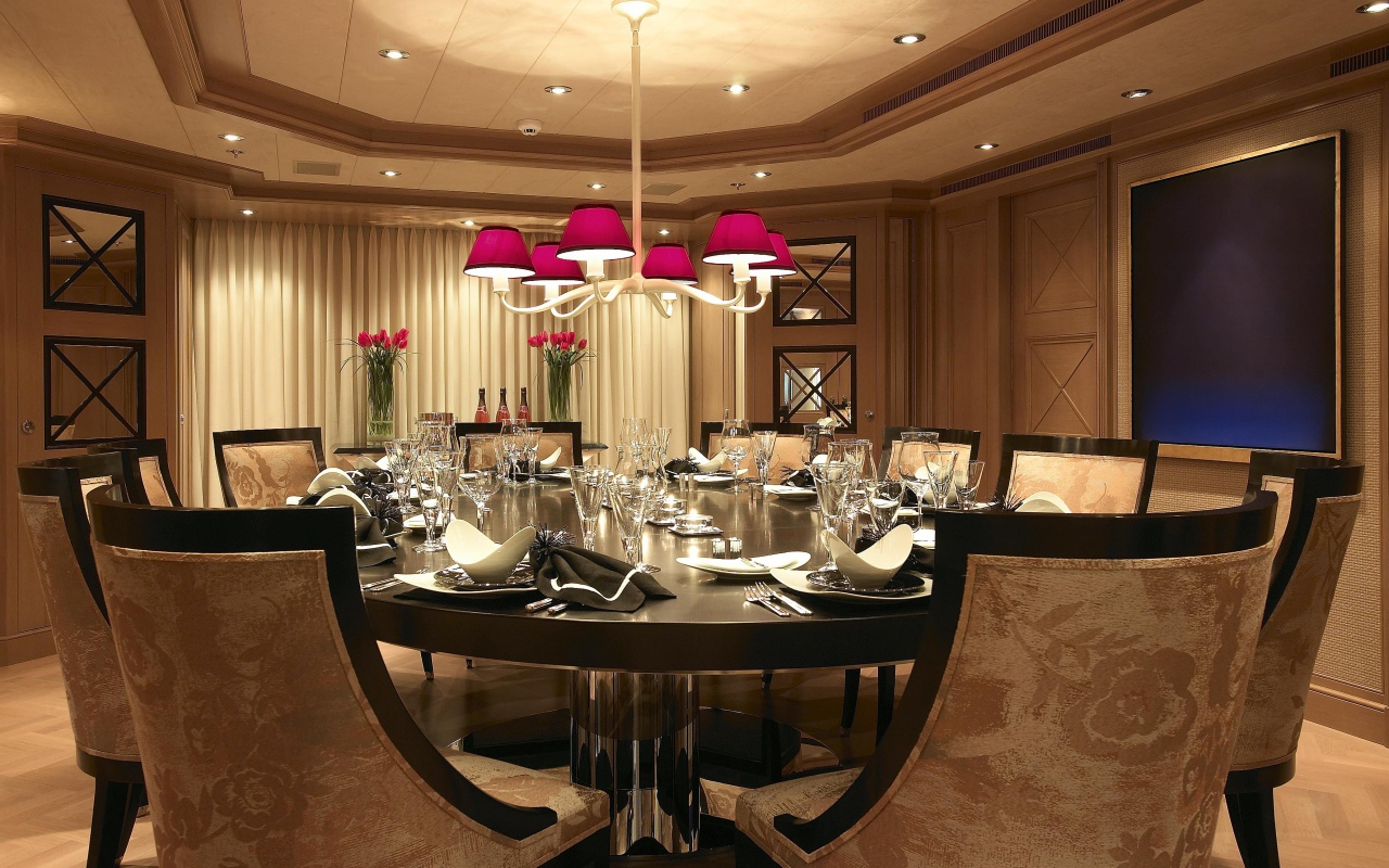 В столовой все готово для приема гостей