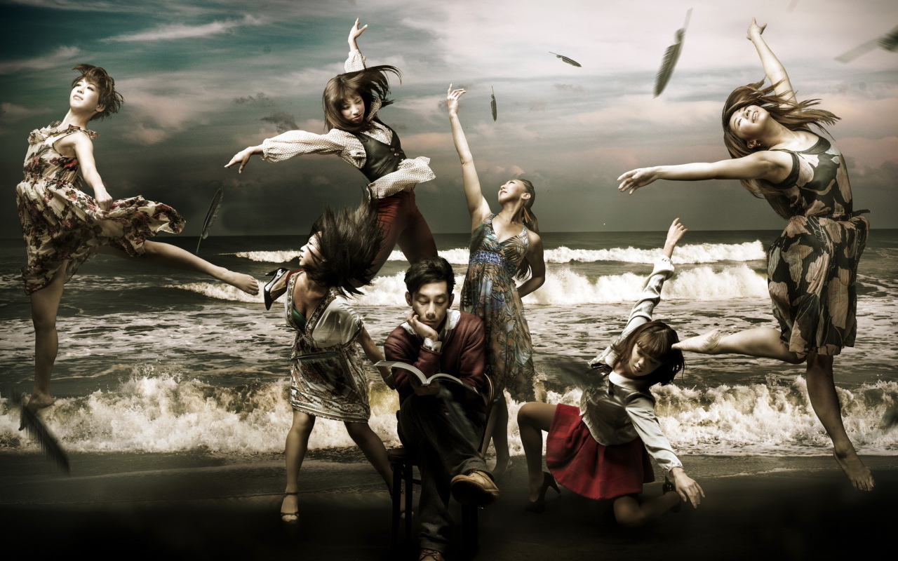 Японские балерины на фоне моря
