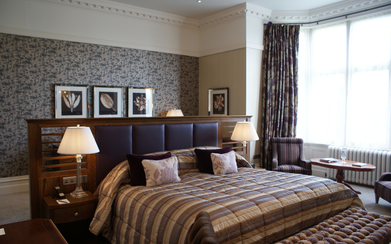 Большая кровать с кожаной спинкой