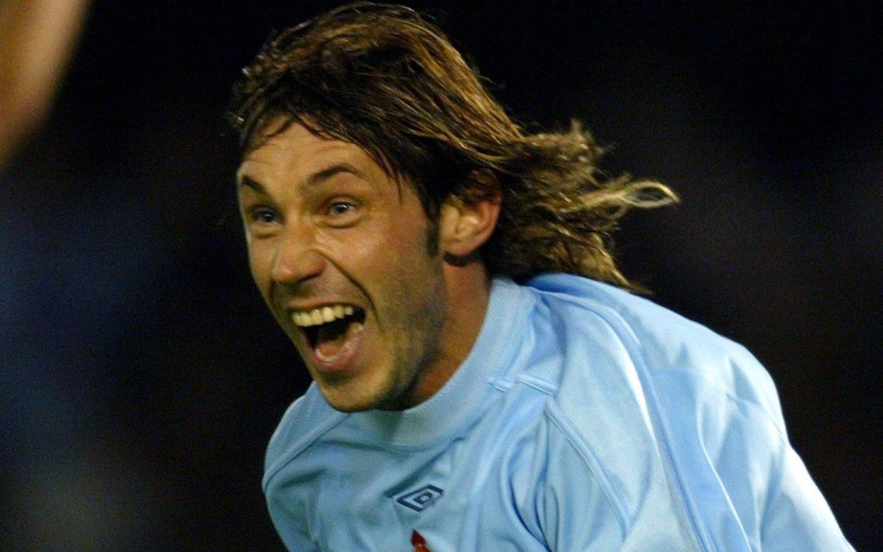 Легендарный футболист Александр Мостовой на поле