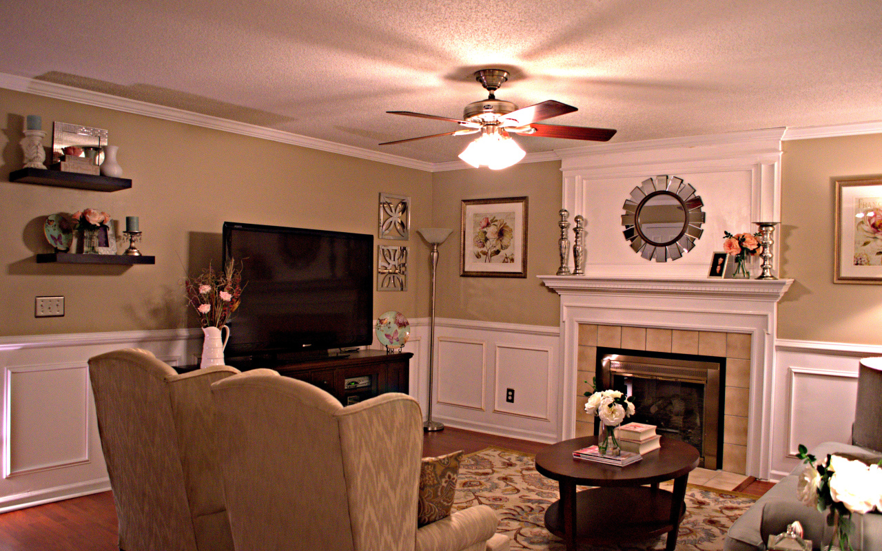 Гостиная с вентилятором на потолке
