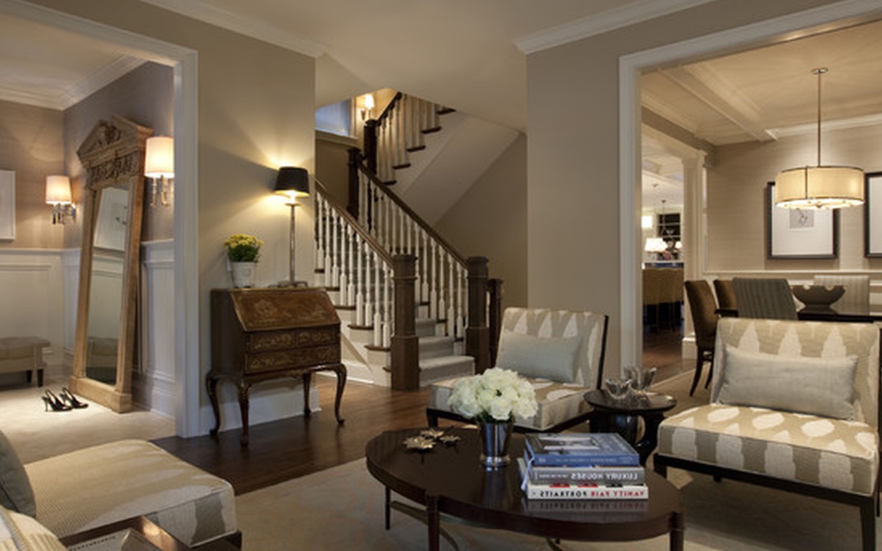 Гостиная с лестницей на второй этаж