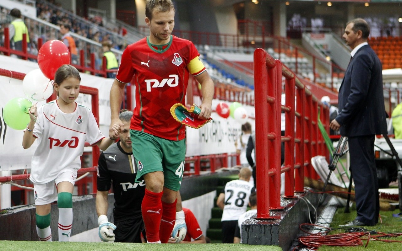 Защитник Локомотива Роман Шишкин выходит на поле