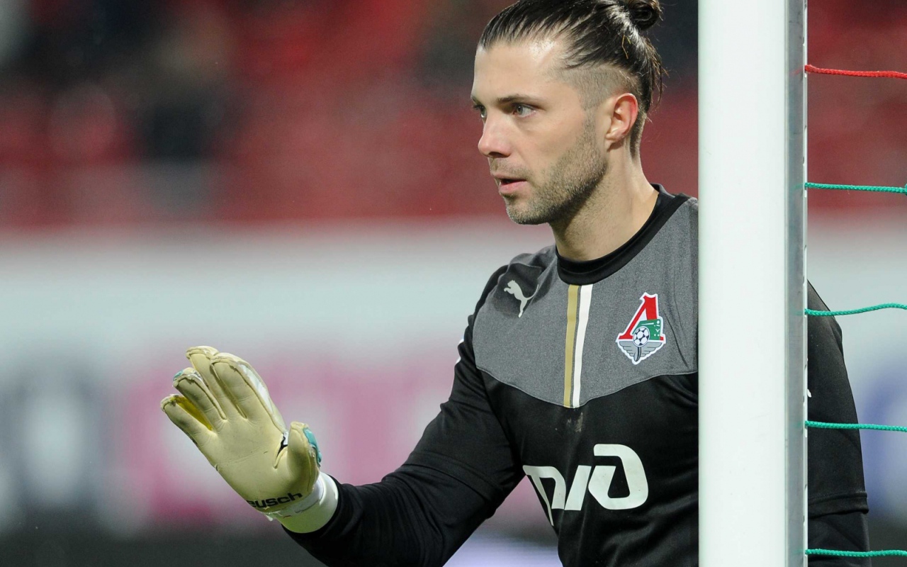 Вратарь Локомотива Илья Абаев на воротах