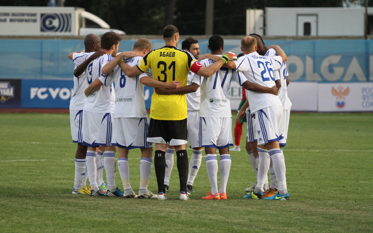 Вратарь Локомотива Илья Абаев с командой