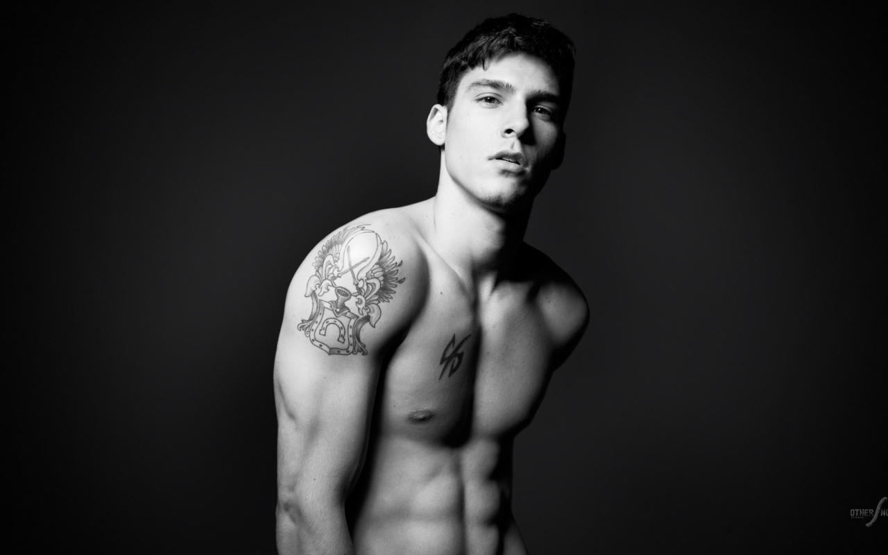 Мужчина с татуировками