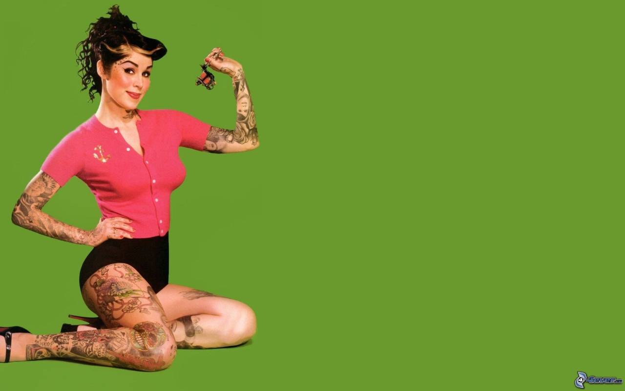 Много татуировок у девушки