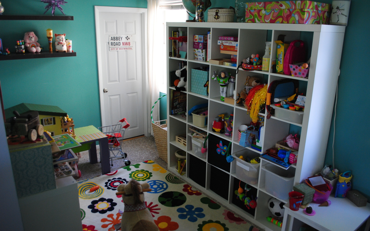 Много игрушек в детской комнате