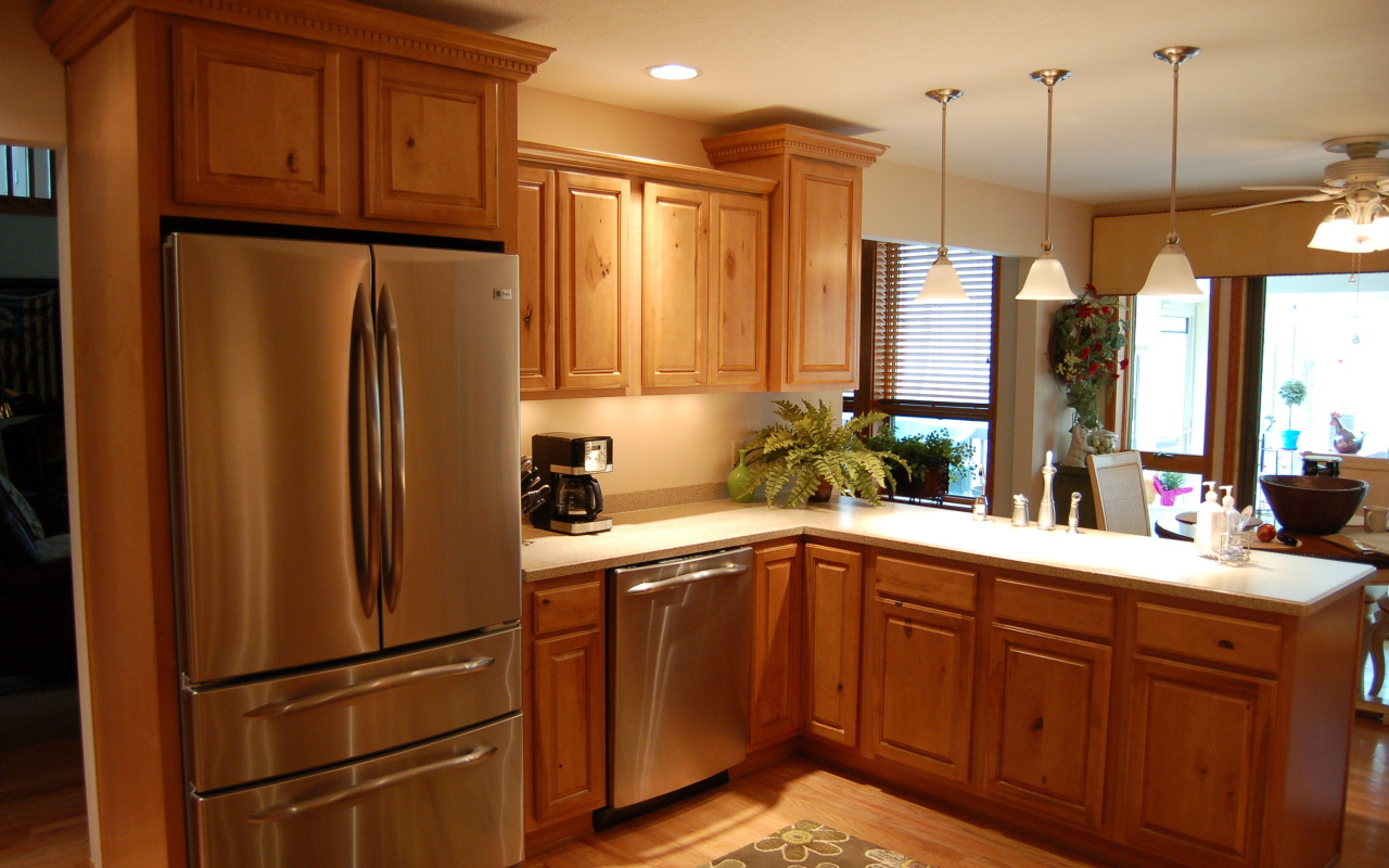 Металлический холодильник на кухне