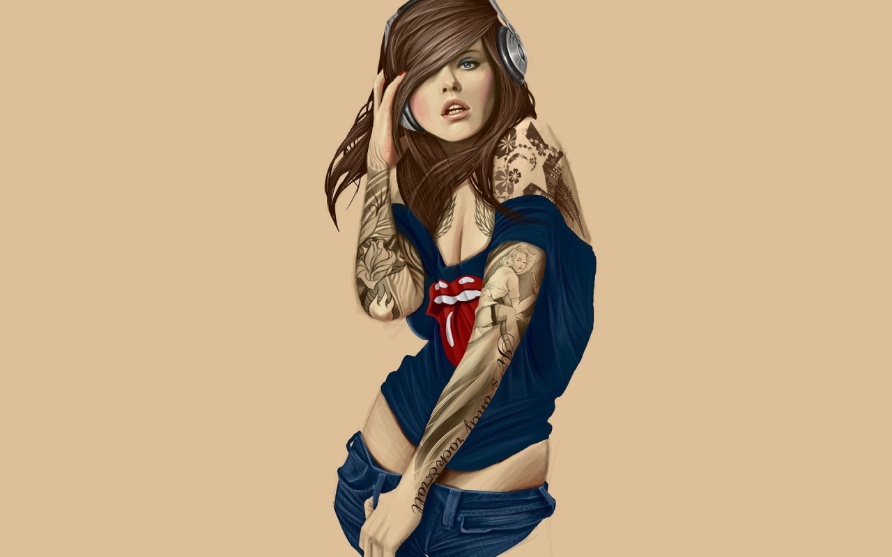 Современная девушка с татуировками на руках