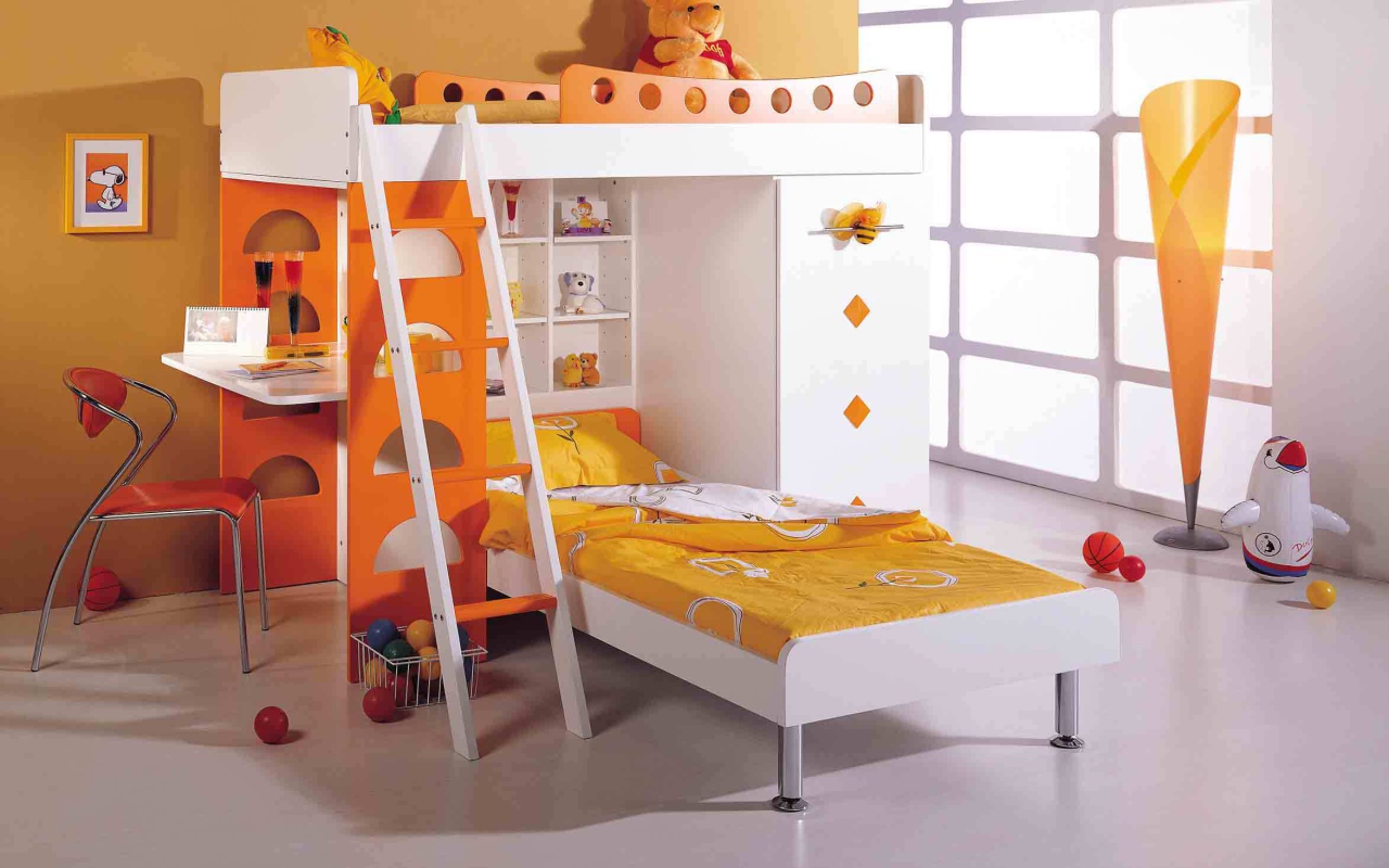 Оранжевая стена в детской комнате