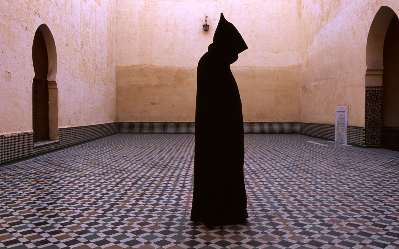 Фотография Женщина в черном