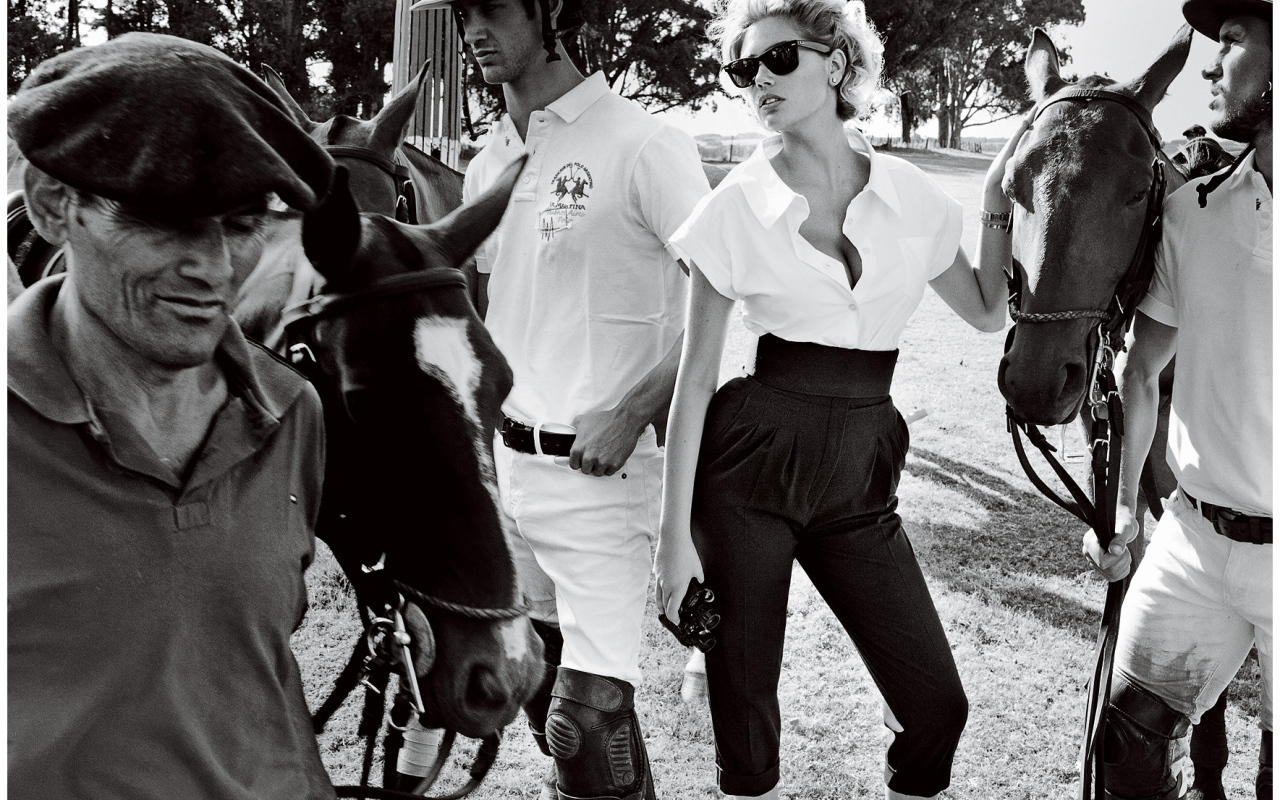 Фотография девушка с лошадьми