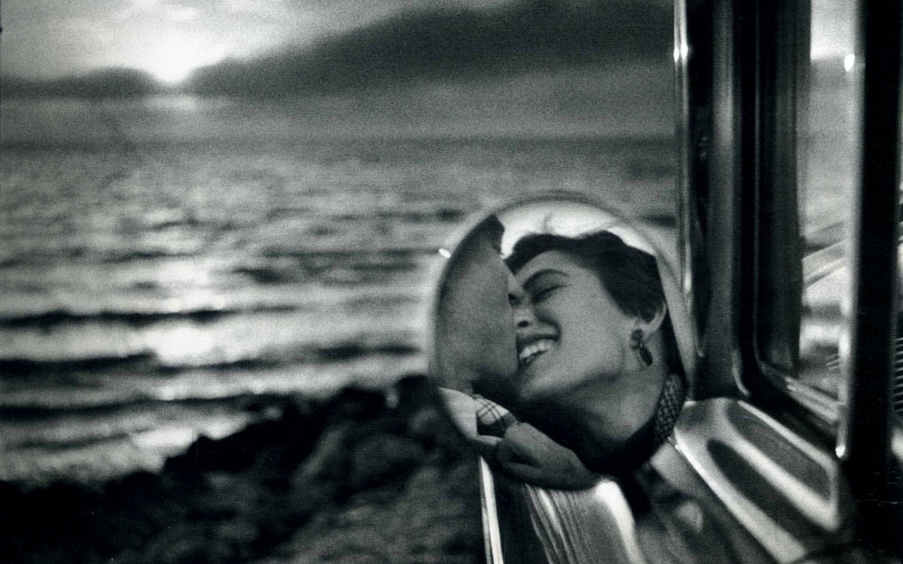 Фотография пара целуется в машине