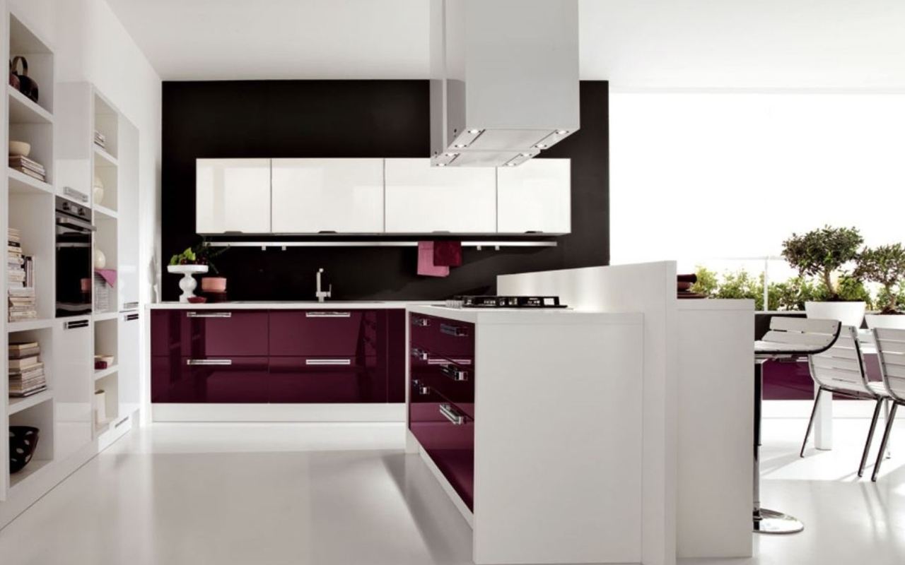 Лиловый цвет мебели на кухне