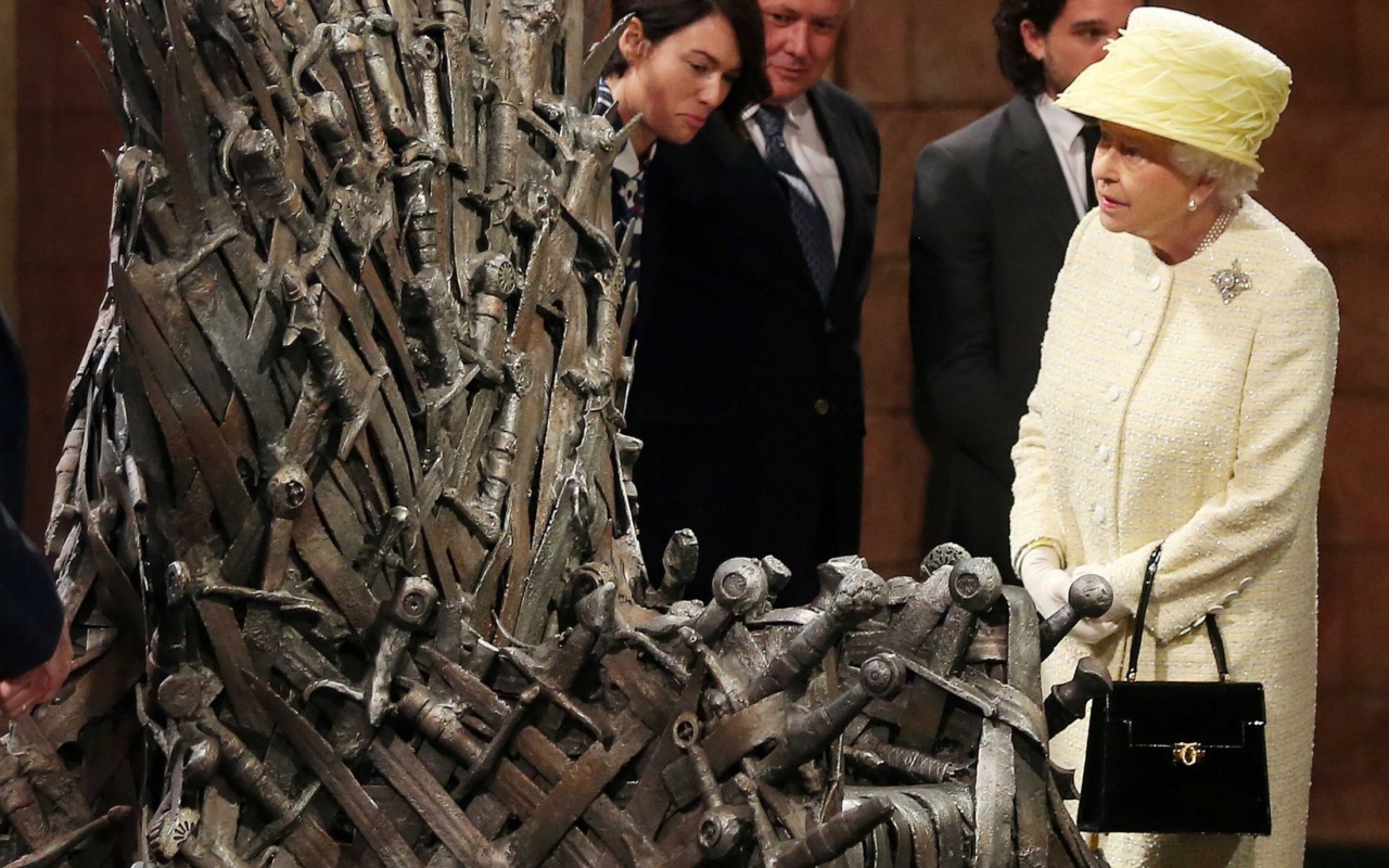 Королева Елизавета осматривает железный трон из сериала Игры престолов