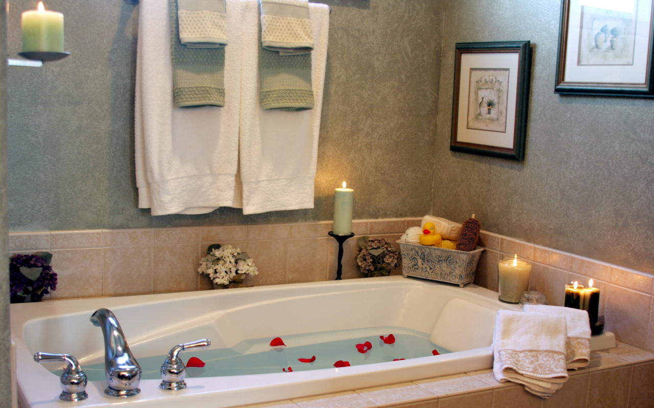 Лепестки розы в ванной