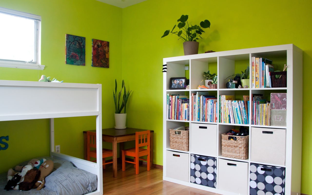 Полки в детской комнате
