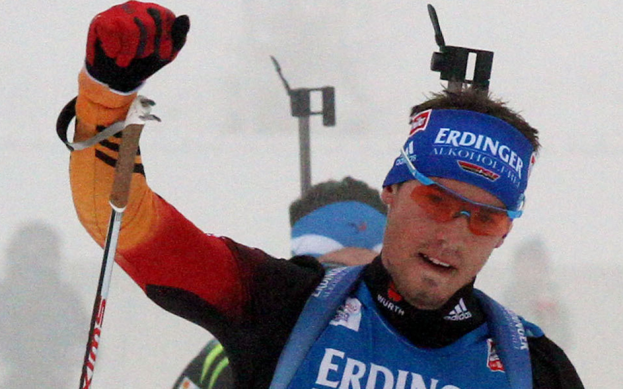 Обладатель серебряной медали немецкий биатлонист Симон Шемпп на олимпиаде в Сочи