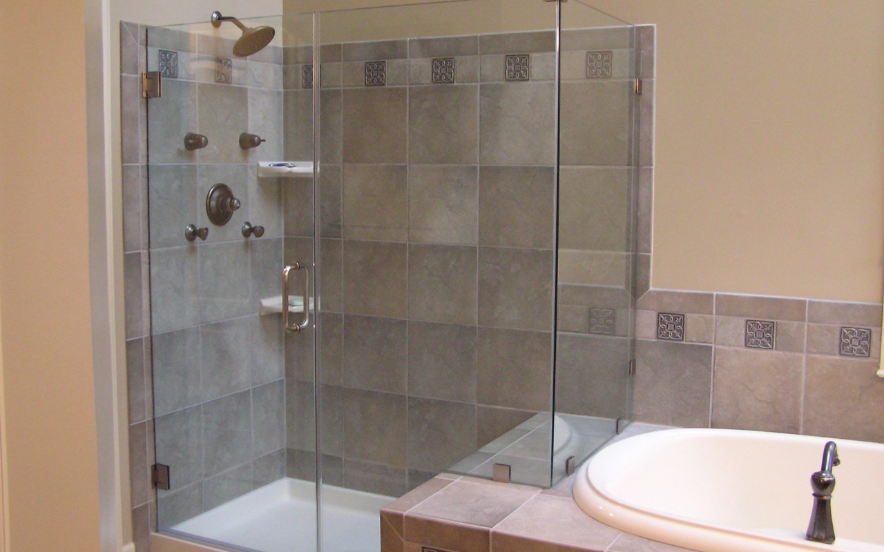 Раковина рядом с душевой кабиной