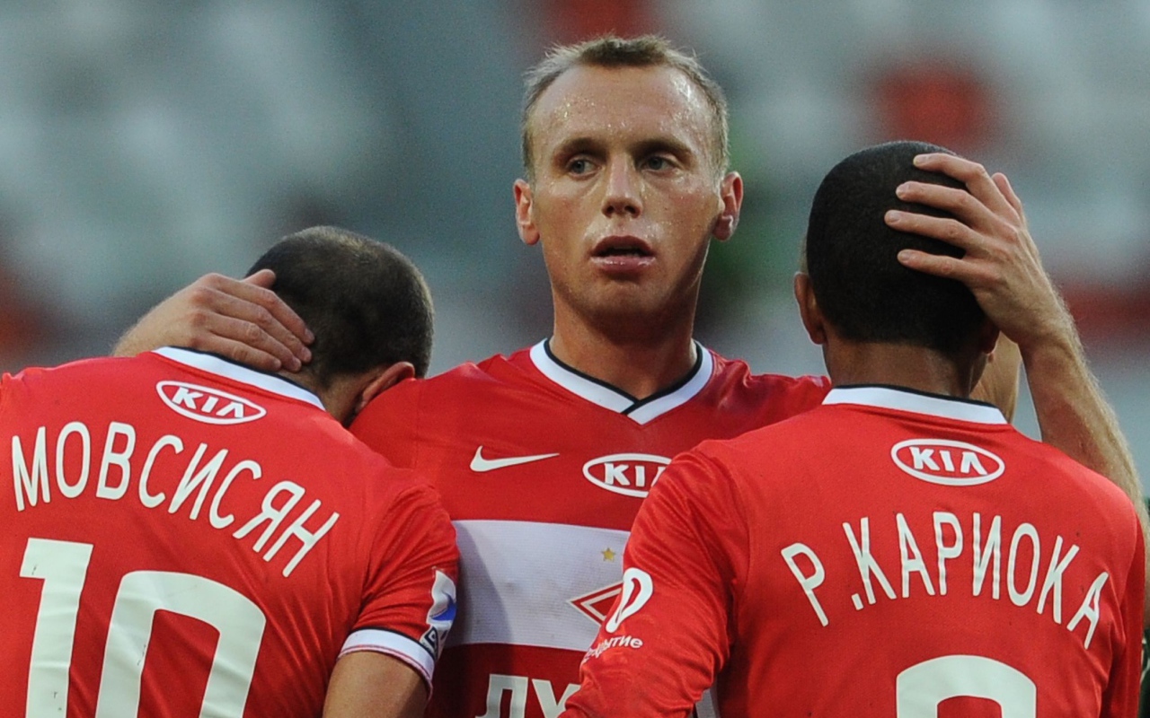 Денис Глушаков полузащитник Спартака с коллегами